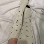 Weiße Kniesocken mit Schneeflocken