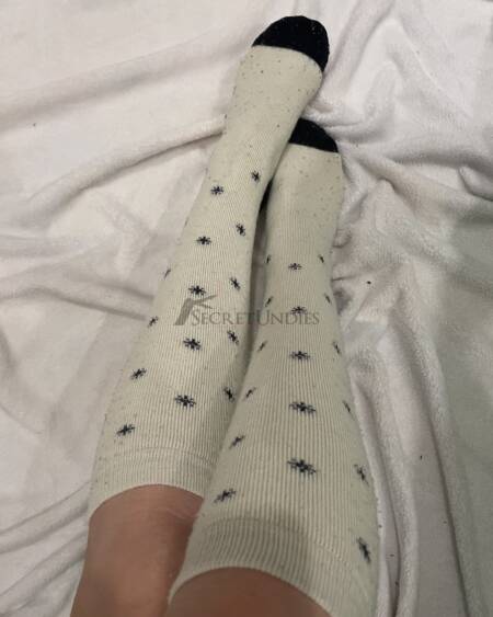 Weiße Kniesocken mit Schneeflocken