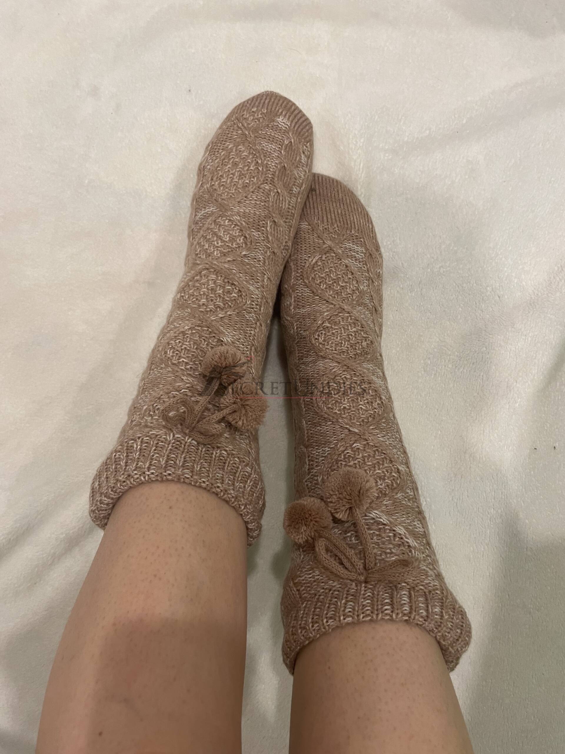 Wollsocken beige/rosé mit Pompoms 3 Wollsocken beige/rosé mit Pompoms – Bild 4