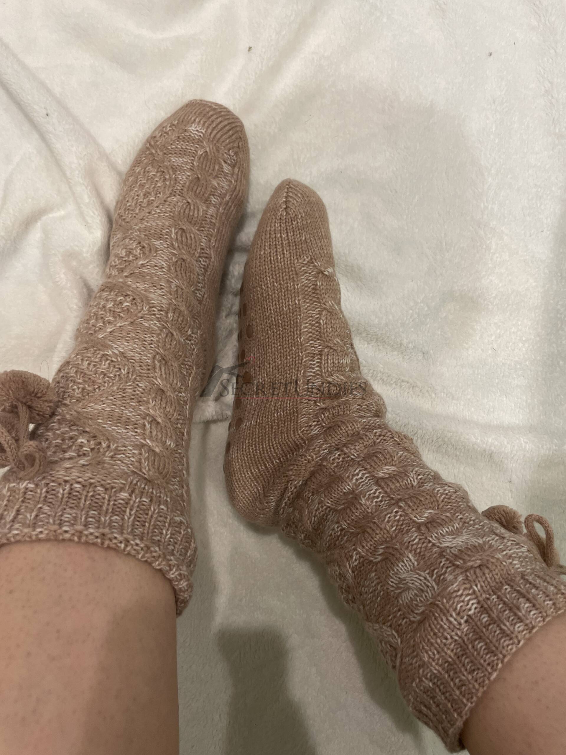 Wollsocken beige/rosé mit Pompoms 2 Wollsocken beige/rosé mit Pompoms – Bild 3