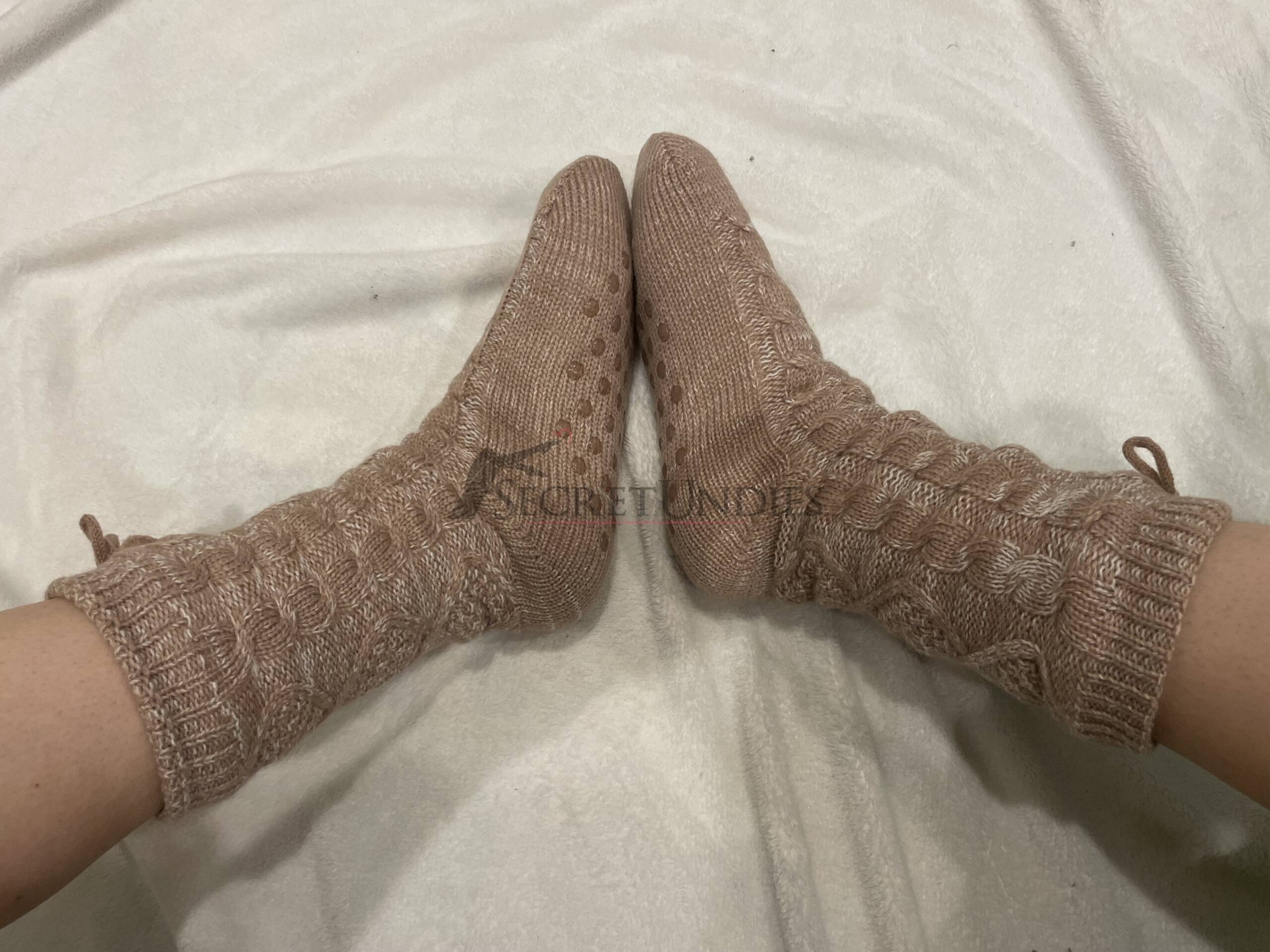 Wollsocken beige/rosé mit Pompoms 1 Wollsocken beige/rosé mit Pompoms – Bild 2