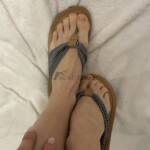 Beige Strandschuhe mit gestreiften Riemen