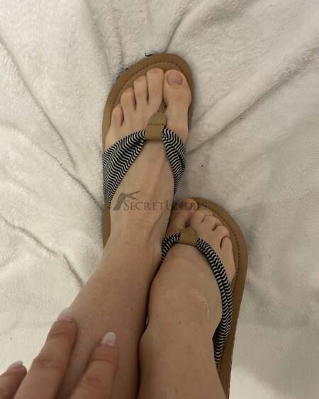 Beige Strandschuhe mit gestreiften Riemen