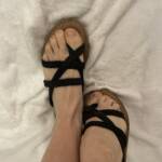 Sandalen mit schwarzen Riemen