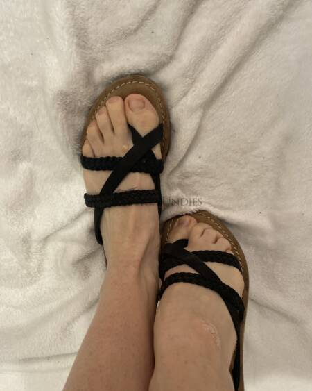Sandalen mit schwarzen Riemen