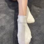 Weiße Socken mit Loch 2 Weiße Socken mit Loch