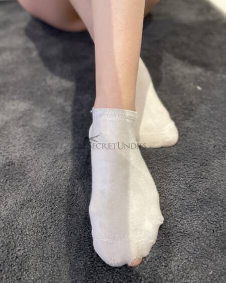 Weiße Socken mit Loch