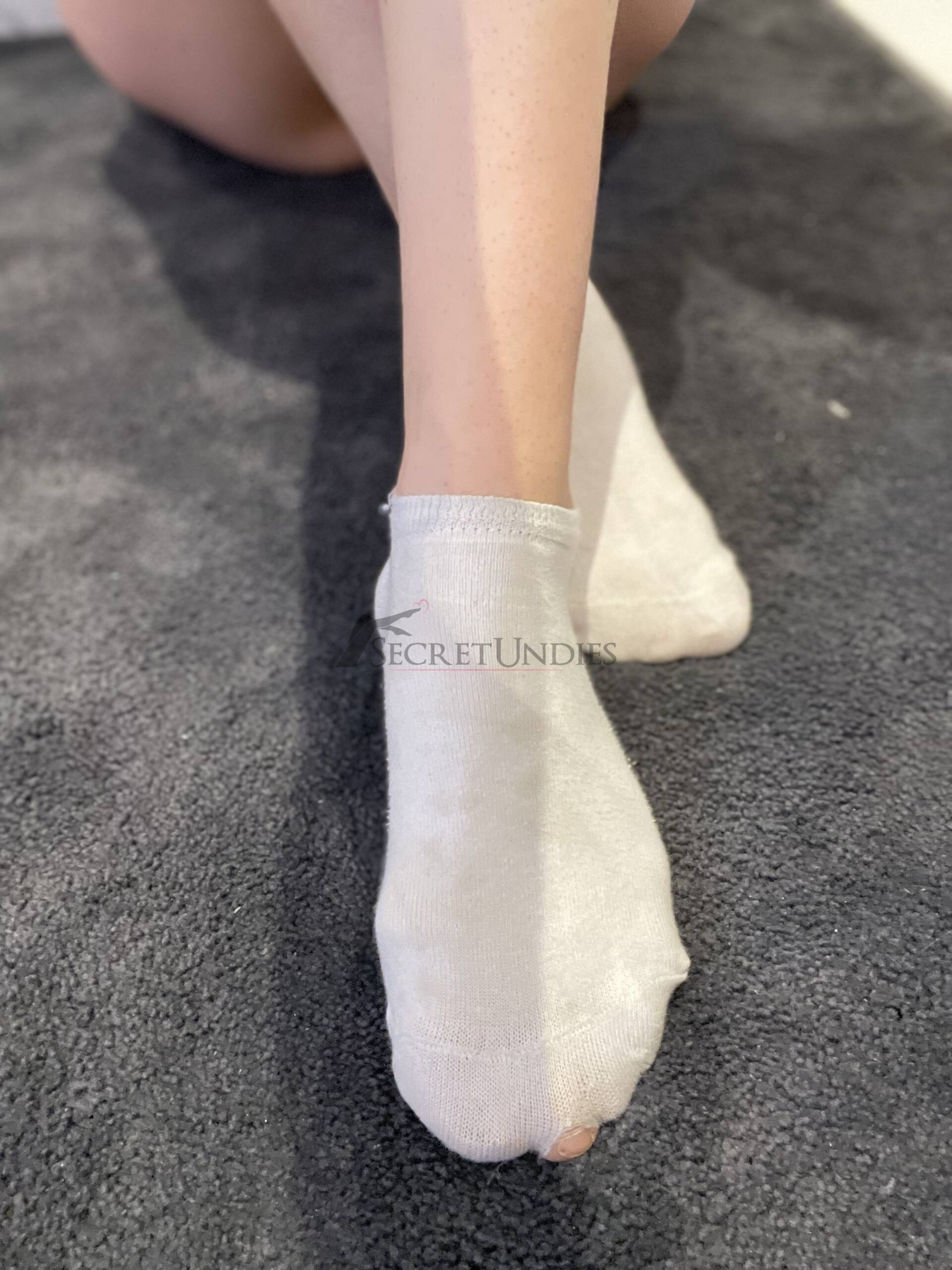 Weiße Socken mit Loch 1 Weiße Socken mit Loch