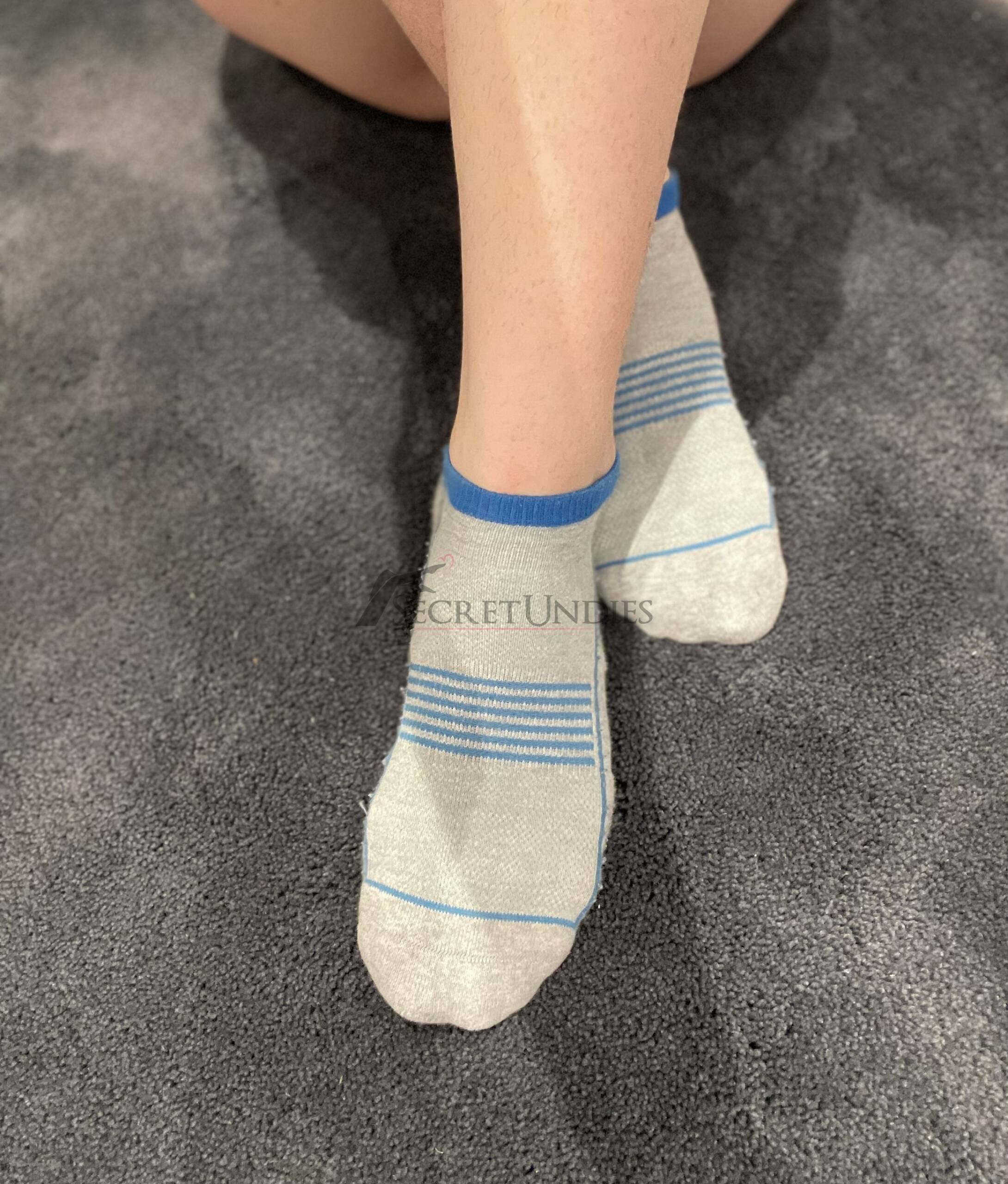 Graue Socken mit blauen Streifen und Löchern 4 Graue Socken mit blauen Streifen und Löchern – Bild 5