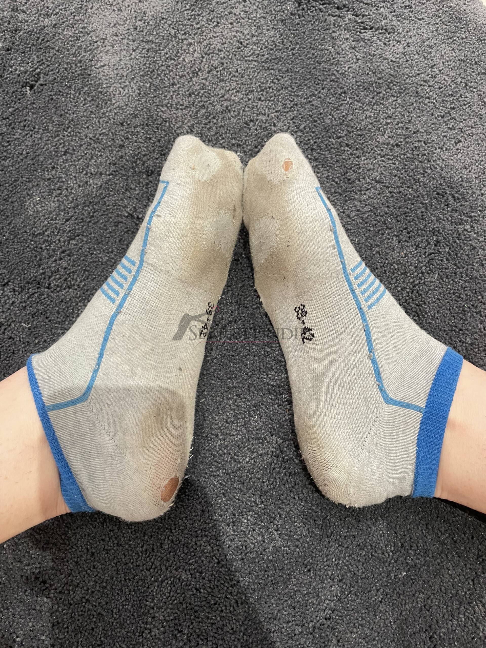 Graue Socken mit blauen Streifen und Löchern 1 Graue Socken mit blauen Streifen und Löchern – Bild 2