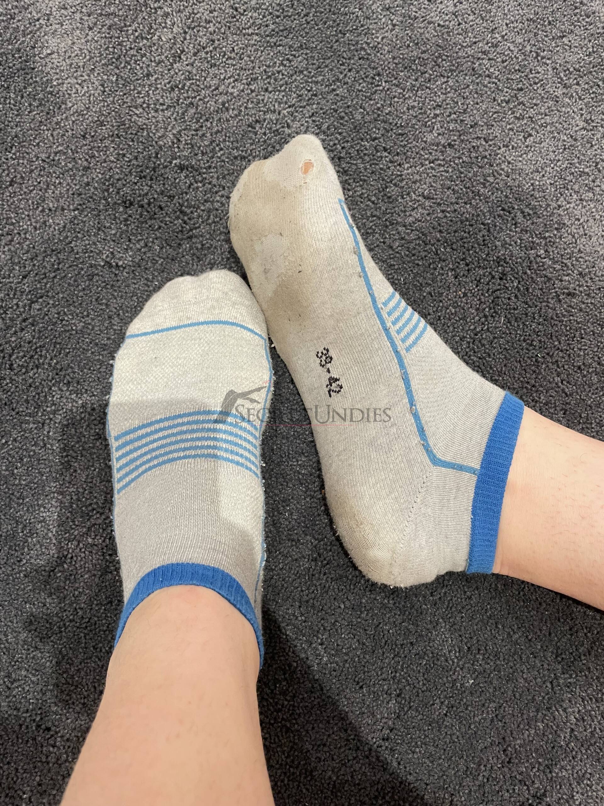 Graue Socken mit blauen Streifen und Löchern 2 Graue Socken mit blauen Streifen und Löchern – Bild 3