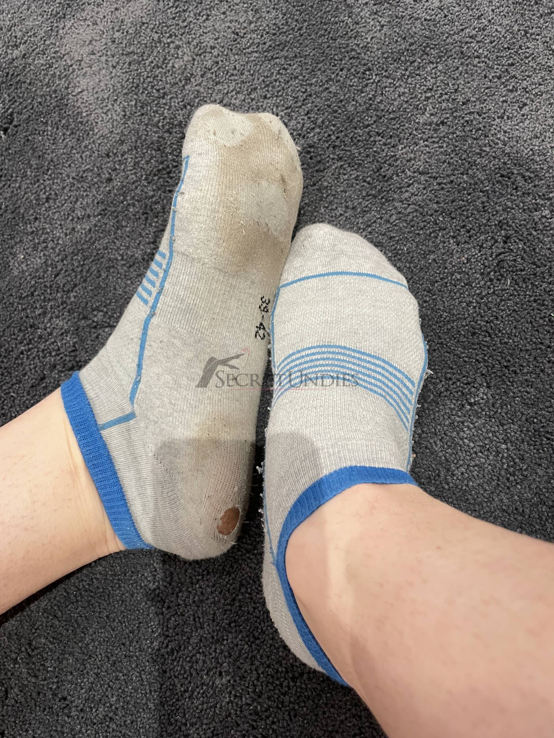 Graue Socken mit blauen Streifen und Löchern 3 Graue Socken mit blauen Streifen und Löchern – Bild 4