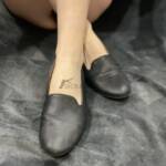 Dunkelgraue Ballerina schmutzig