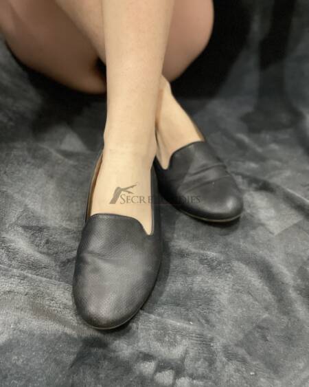 Dunkelgraue Ballerina schmutzig