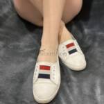 Weiße flache Sommerschuhe