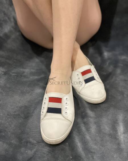 Weiße flache Sommerschuhe