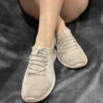 Weiße Sneakers sehr schmutzig