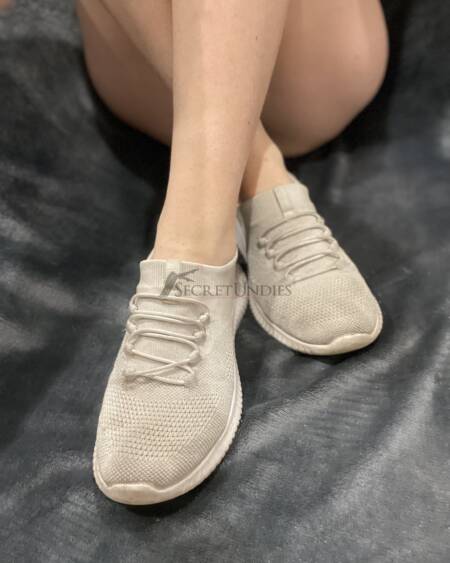 Weiße Sneakers sehr schmutzig