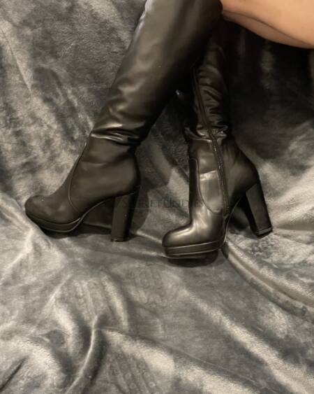 Schwarze Stiefeletten sehr hoch