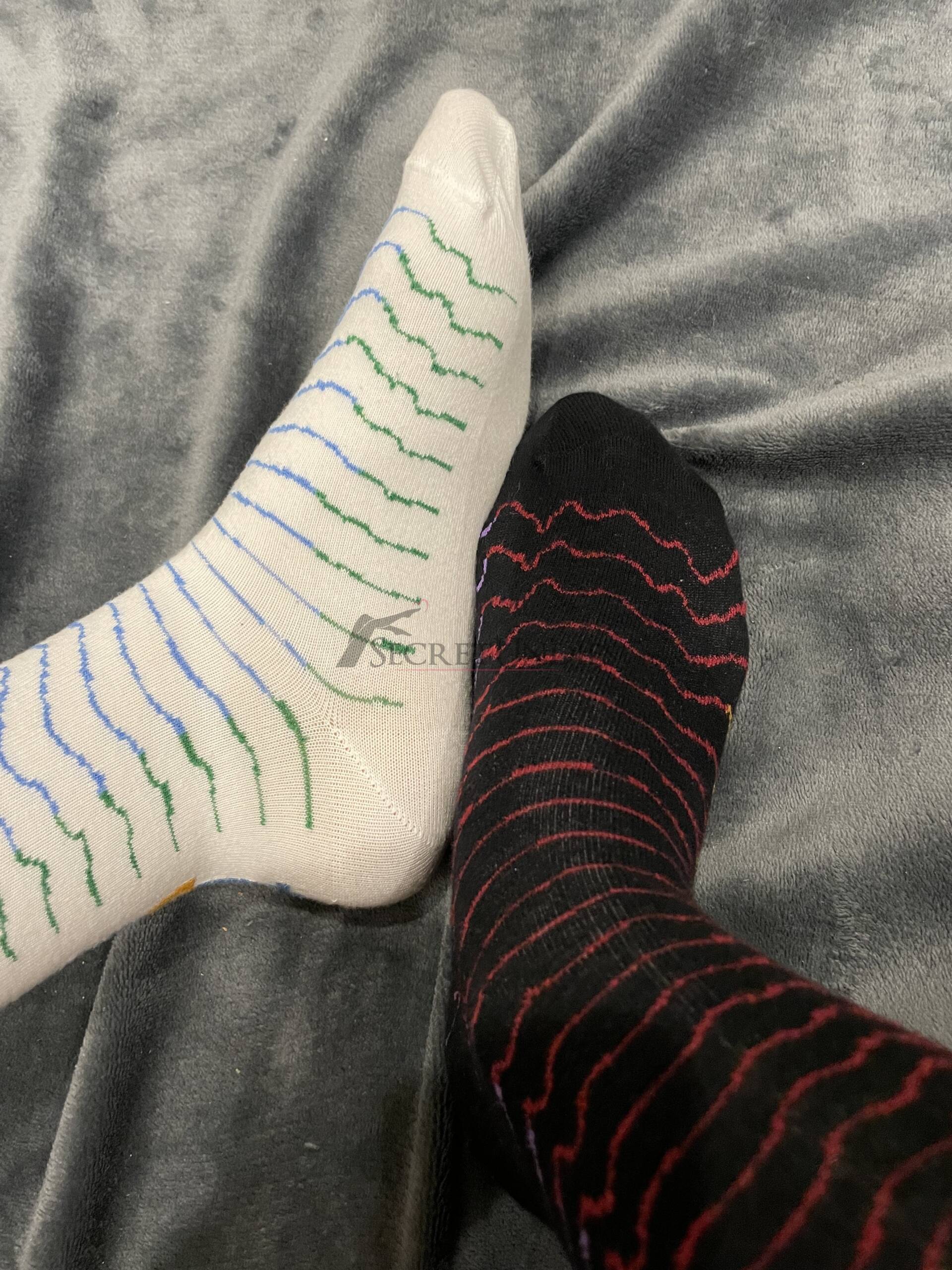 Ungleiches Sockenpaar schwarz&weiß 2 Ungleiches Sockenpaar schwarz&weiß – Bild 3