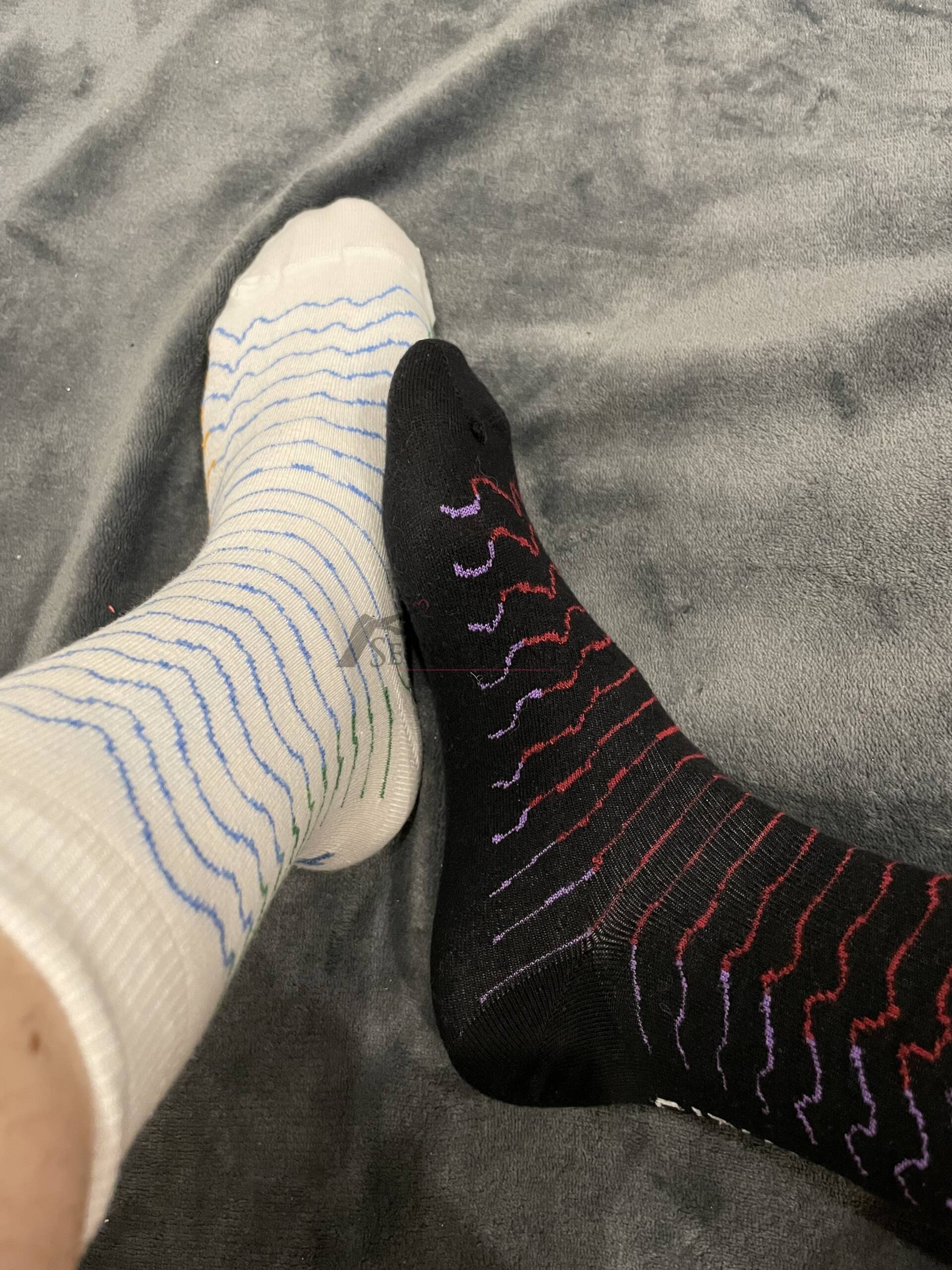 Ungleiches Sockenpaar schwarz&weiß 1 Ungleiches Sockenpaar schwarz&weiß – Bild 2