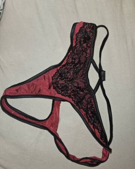 Rotes Höschen mit schwarzer Spitze