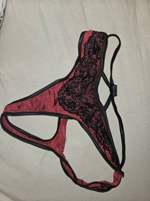 Rotes Höschen mit schwarzer Spitze 1 Rotes Höschen mit schwarzer Spitze