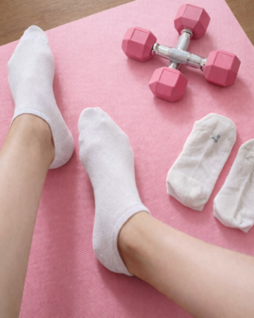 getragene weiße Socken nach Workout/Sport von schlanker 20-jährigen Blondiene