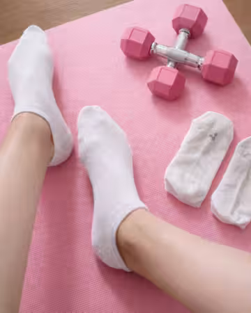 Kategorie getragene Jeans & Hosen kaufen 17 getragene weiße Socken nach Workout/Sport von schlanker 20-jährigen Blondiene