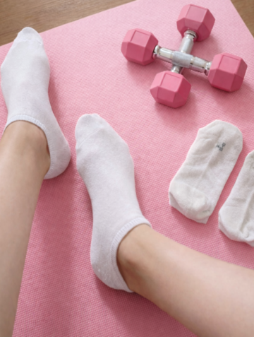 getragene weiße Socken nach Workout/Sport von schlanker 20-jährigen Blondiene