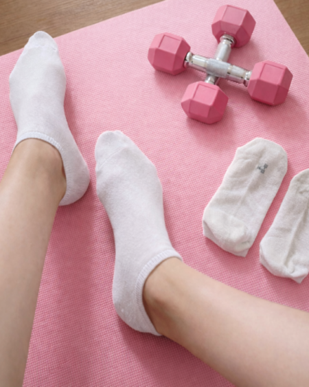 getragene weiße Socken nach Workout/Sport von schlanker 20-jährigen Blondiene