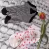 2 paar getragene Socken bei der arbeit