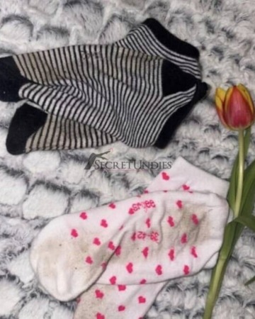 2 paar getragene Socken bei der arbeit
