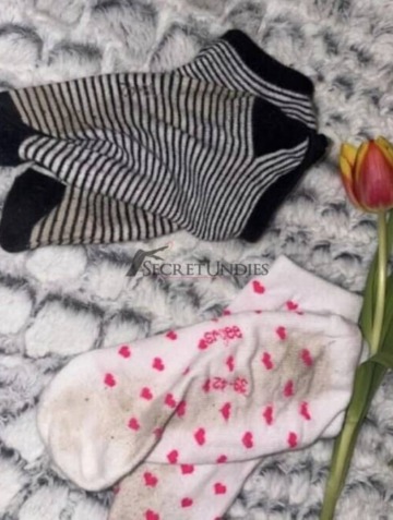 2 paar getragene Socken bei der arbeit