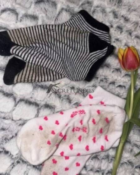 2 paar getragene Socken bei der arbeit