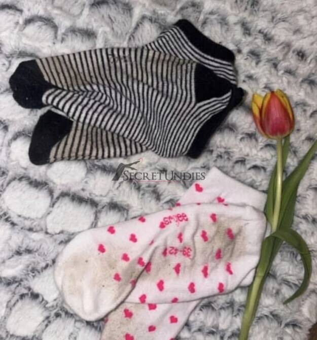 2 paar getragene Socken bei der arbeit