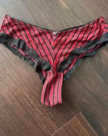 Kategorie getragene Jeans & Hosen kaufen 35 Roter Liebesslips Größe M