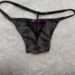 Schwarzer Spitzen-Tanga mit Schleife - wird nach deinen Wünschen getragen 1 Schwarzer Spitzen-Tanga mit Schleife - wird nach deinen Wünschen getragen