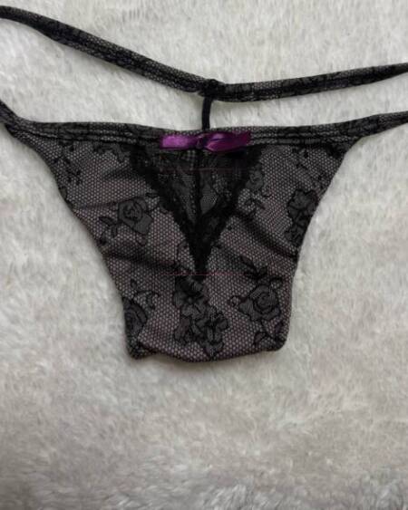 Schwarzer Spitzen-Tanga mit Schleife - wird nach deinen Wünschen getragen