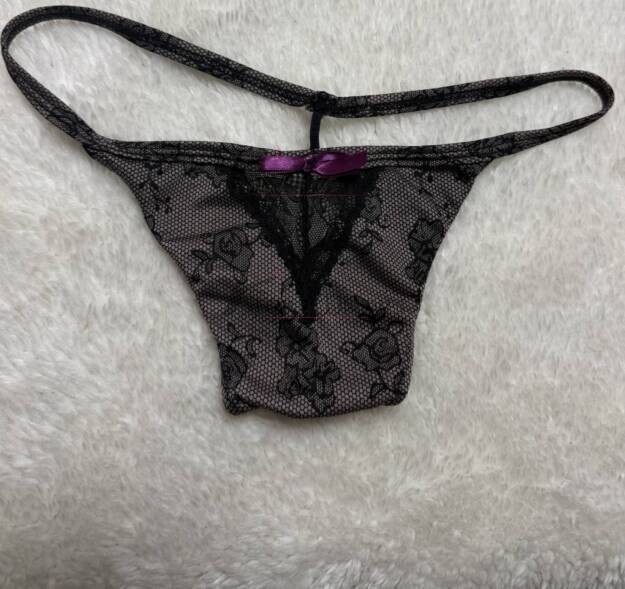 Schwarzer Spitzen-Tanga mit Schleife - wird nach deinen Wünschen getragen