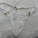 Weißer Spitzen-Tanga mit Golddetails - wird nach deinen Wünschen getragen 1 Weißer Spitzen-Tanga mit Golddetails - wird nach deinen Wünschen getragen