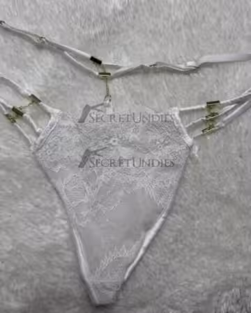 Kategorie getragene Jeans & Hosen kaufen 1 Weißer Spitzen-Tanga mit Golddetails - wird nach deinen Wünschen getragen