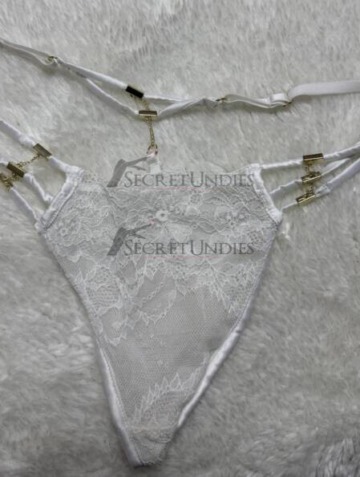 Weißer Spitzen-Tanga mit Golddetails - wird nach deinen Wünschen getragen