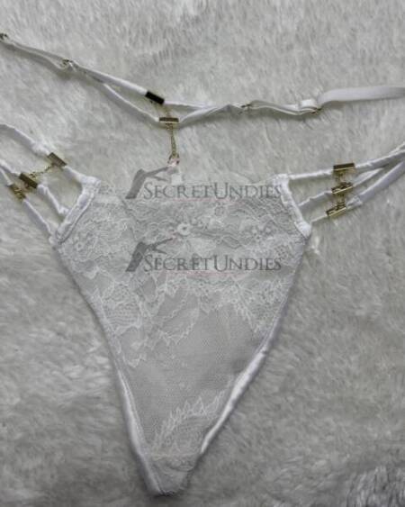Weißer Spitzen-Tanga mit Golddetails - wird nach deinen Wünschen getragen
