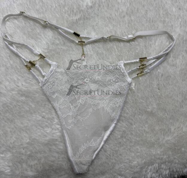 Weißer Spitzen-Tanga mit Golddetails - wird nach deinen Wünschen getragen