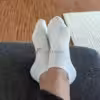 Sportliche Socken einer Krankenschwester im langen 3 Tagesdienst