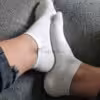 Sportliche Socken einer Krankenschwester im langen 3 Tagesdienst