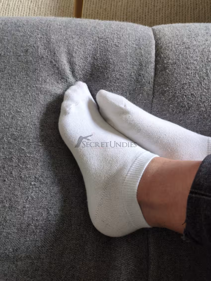 Sportliche Socken einer Krankenschwester im langen 3 Tagesdienst