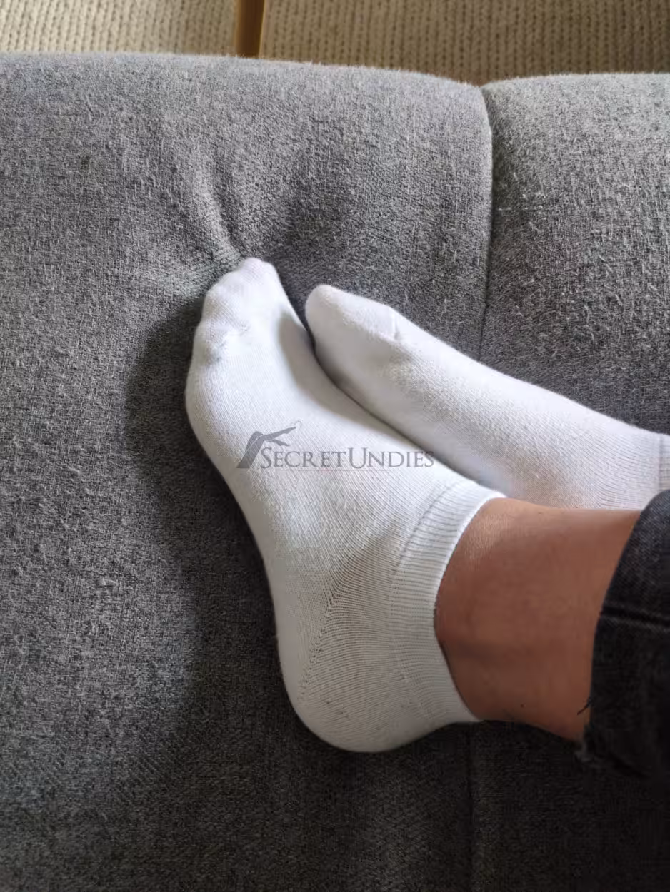 Sportliche Socken einer Krankenschwester im langen 3 Tagesdienst
