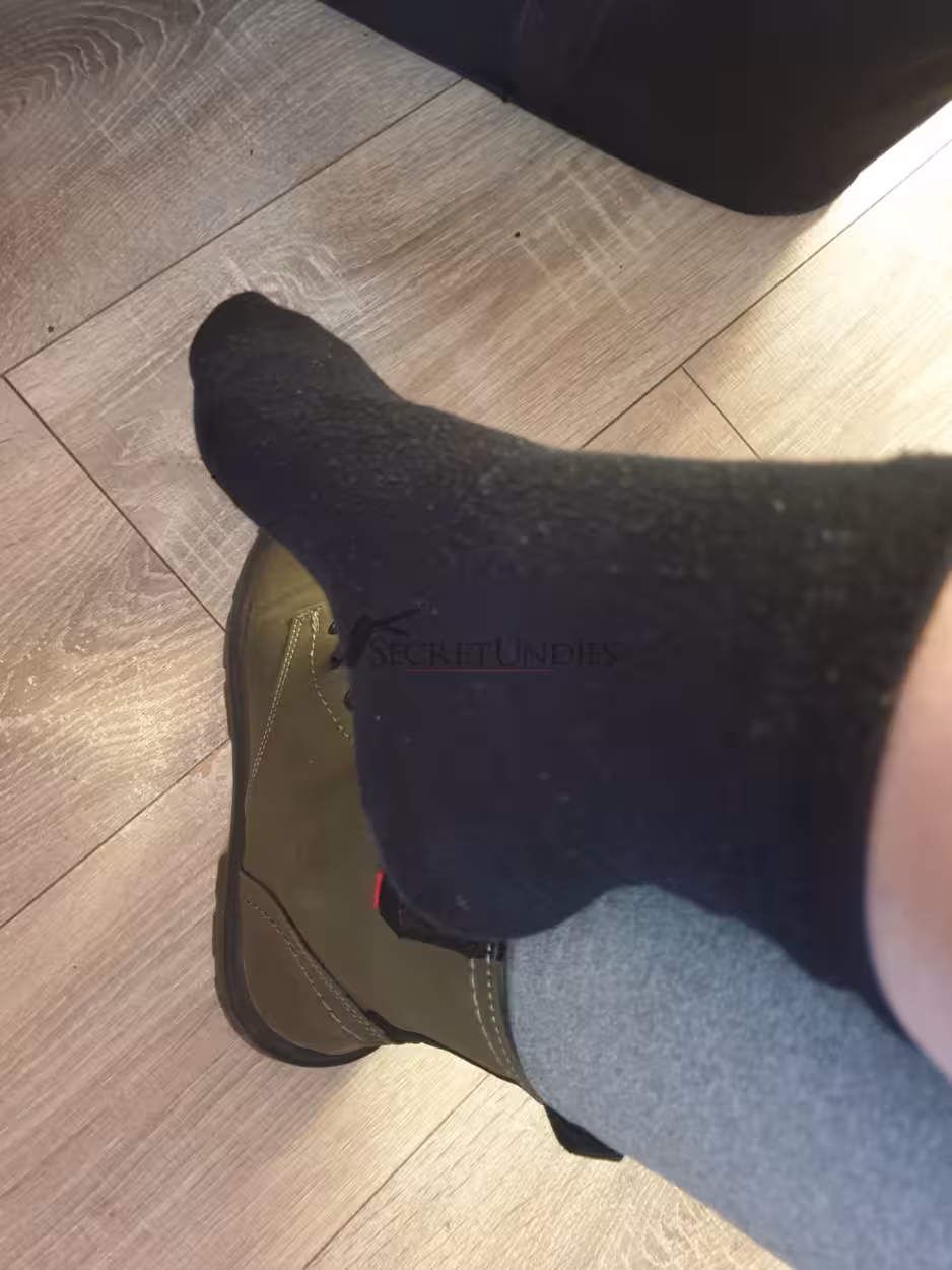 Getragene Socken - 18h in Stiefeln – Bild 3